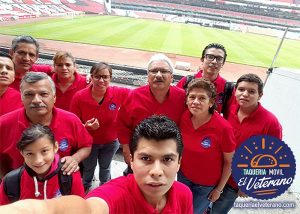 Taquería móvil El Veterano en estadio Azteca