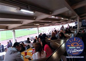 Comida y gente en un palco deportivo