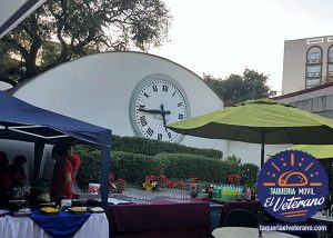 Fiesta al aire libre con reloj