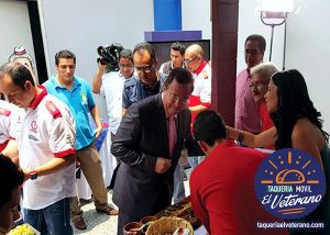 Evento con comida y personas reunidas.