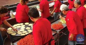 Sirviendo tacos en el Azteca